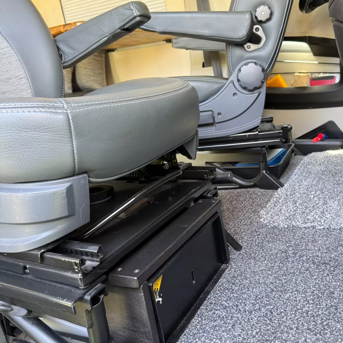 Sitzkonsole mit integriertem Safe