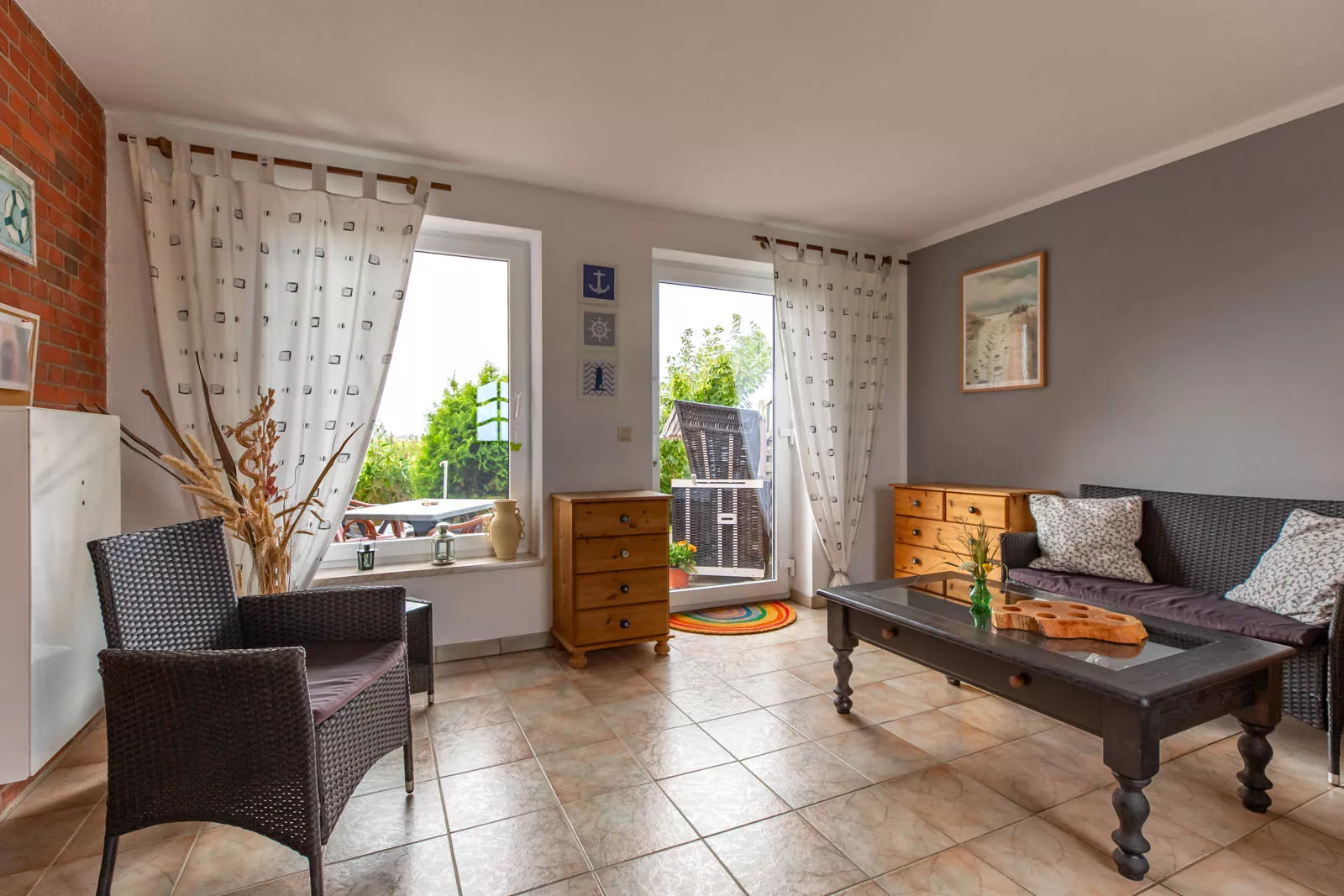 Ferienwohnung Mühlenblick im Radmokerhus auf der Nordseeinsel Pellworm – helles, gemütlich eingerichtetes Wohnzimmer mit Sitzecke, ideal für einen entspannten Familienurlaub an der Nordsee für bis zu 3 Personen